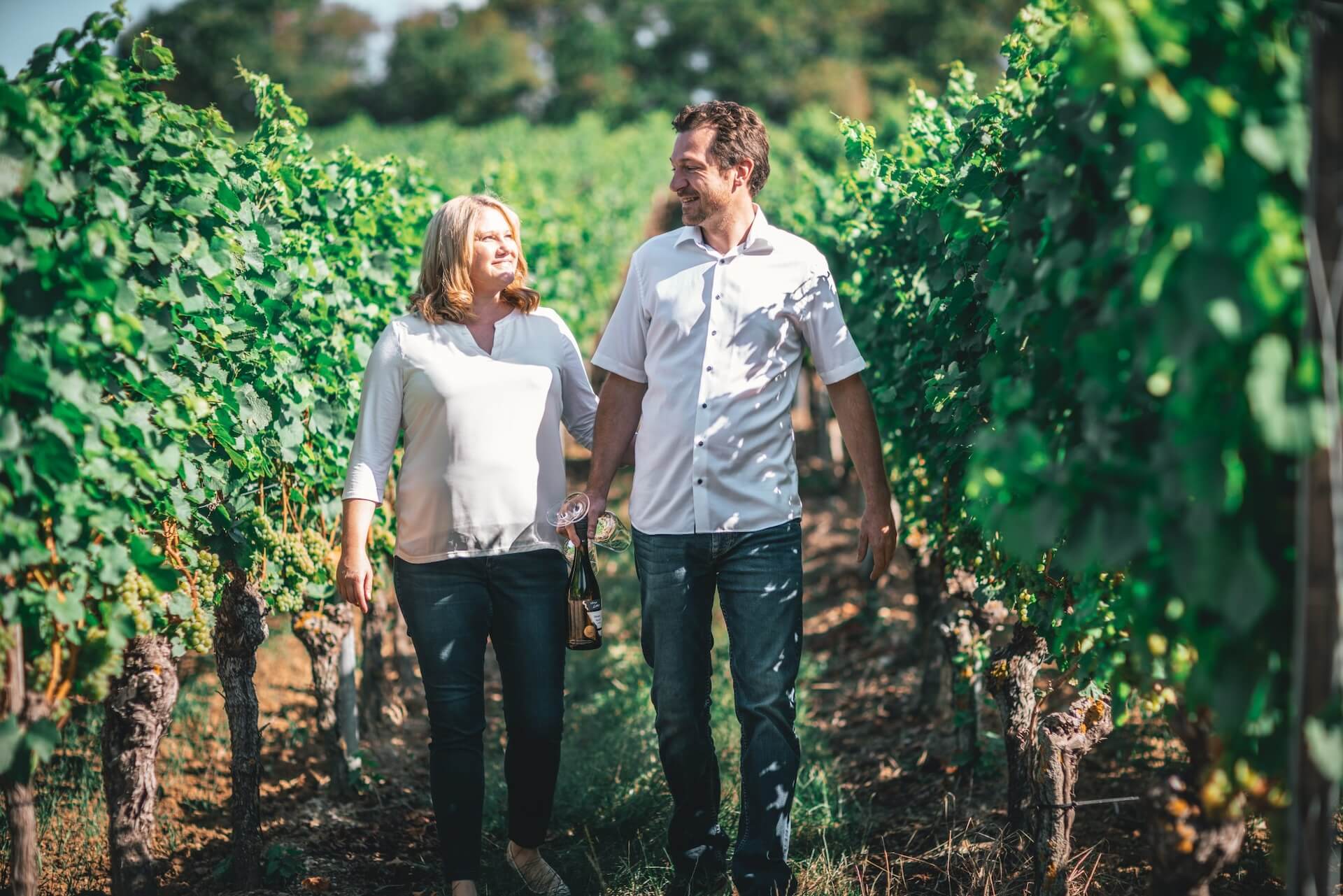 Weingut Lother, Diana und Sebastian im Weinberg